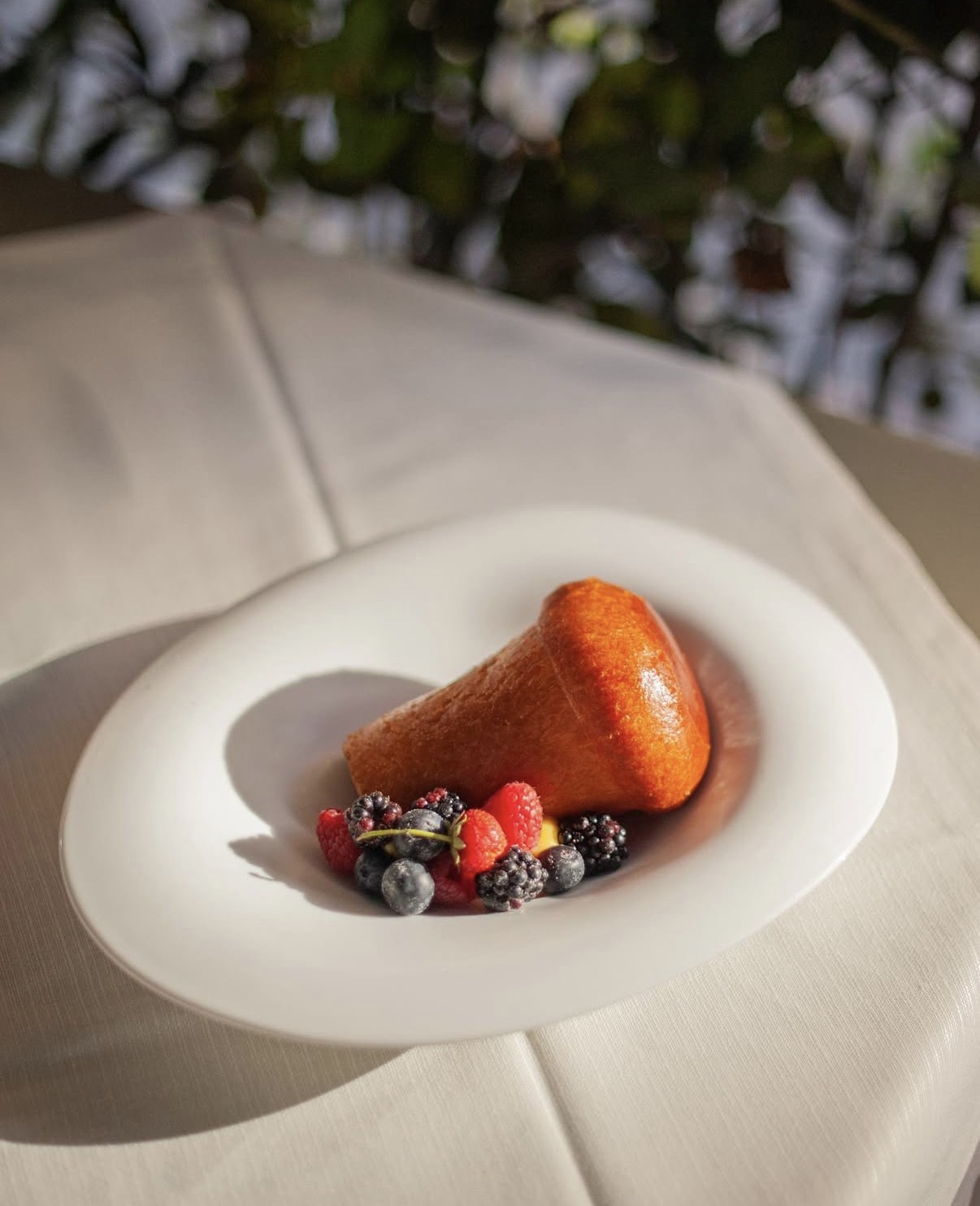 Dolce artigianale con frutti di bosco